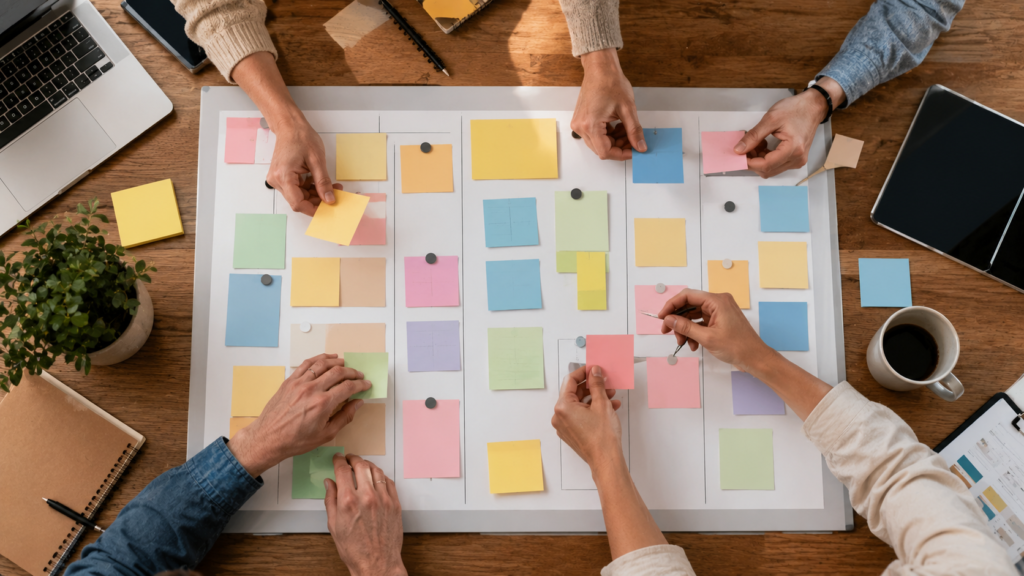 Equipo colaborando mientras distribuye responsabilidades, una vez aprendido a cómo delegar tareas