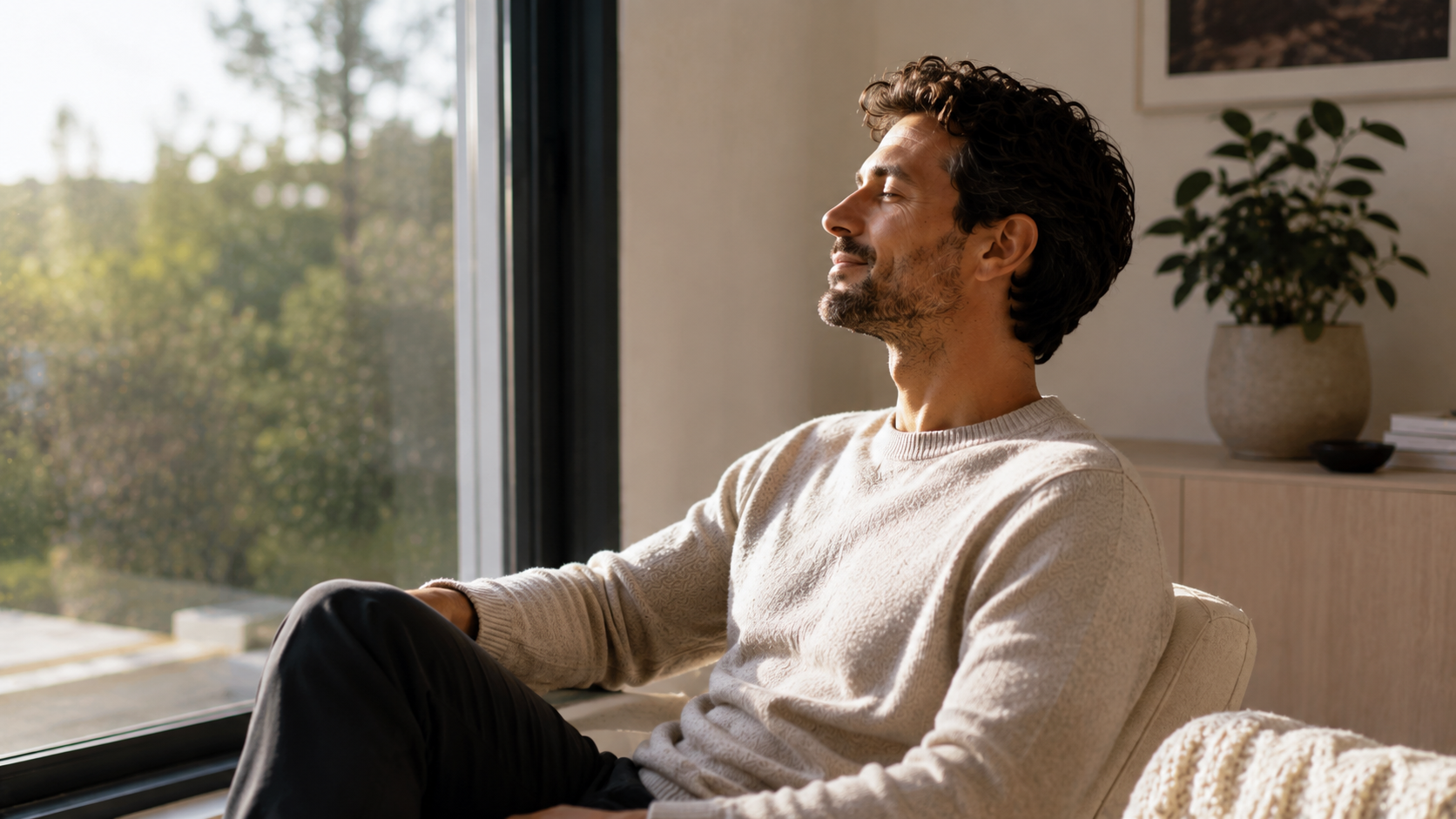 Persona respirando tranquilamente para aprender cómo gestionar la ansiedad
